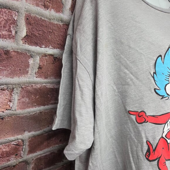 Cat in the Hat Tee 2XL | Universal Studios Gray Graphic Fandom Retro Streetwear - Picture 5 of 6